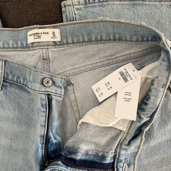🔥NWT🔥 Abercrombie Low Rise Baggy Jeans - Picture 2 of 6